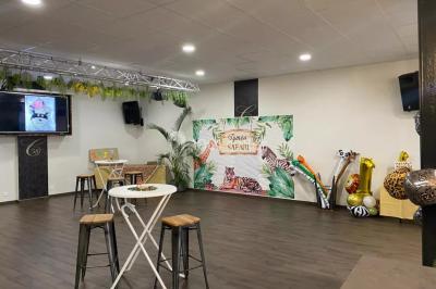 Logo circulaire de Cayo Club avec des palmiers, un soleil et le texte ’Event Planning & Happiness Organizer’.