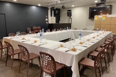 Logo circulaire de Cayo Club avec des palmiers, un soleil et le texte ’Event Planning & Happiness Organizer’.