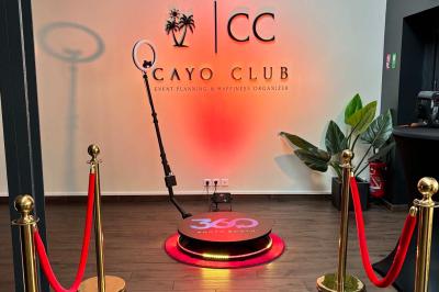 Logo circulaire de Cayo Club avec des palmiers, un soleil et le texte ’Event Planning & Happiness Organizer’.