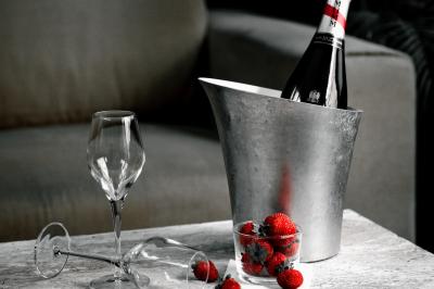 Logo circulaire du Cayo Club avec des palmiers, un soleil et le texte ’Event Planning & Happiness Organizer’.