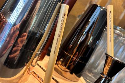 Logo circulaire du Cayo Club avec des palmiers, un soleil et le texte ’Event Planning & Happiness Organizer’.