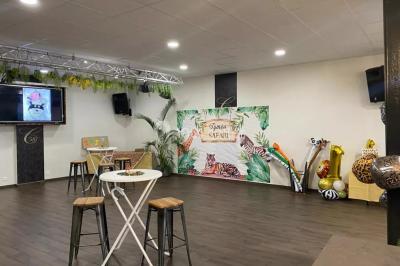 Logo circulaire du Cayo Club avec des palmiers, un soleil et le texte ’Event Planning & Happiness Organizer’.