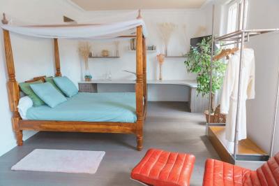 Salle de bain luxueuse avec baignoire en marbre, double vasque, miroirs, et fenêtre donnant sur un jardin.