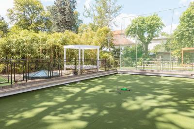 Salle de bain luxueuse avec baignoire en marbre, double vasque, miroirs, et fenêtre donnant sur un jardin.