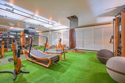 Salle de bain luxueuse avec baignoire en marbre, double vasque, miroirs, et fenêtre donnant sur un jardin.
