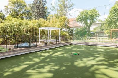 Salle de bain luxueuse avec baignoire en marbre, double vasque, miroirs, et fenêtre donnant sur un jardin.