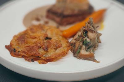 Assiette de burrata garnie de tomates colorées, basilic frais et filet de vinaigre balsamique.