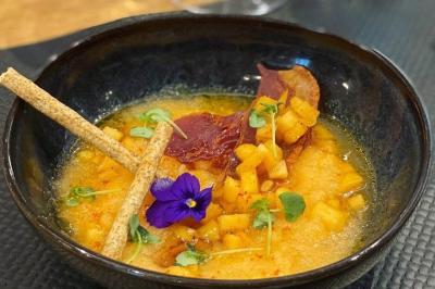 Assiette de burrata garnie de tomates colorées, basilic frais et filet de vinaigre balsamique.