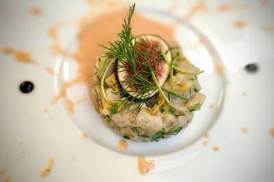 Assiette de burrata garnie de tomates colorées, basilic frais et filet de vinaigre balsamique.