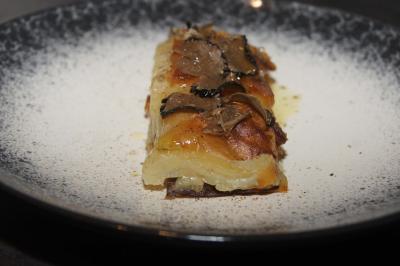 Assiette de burrata garnie de tomates colorées, basilic frais et filet de vinaigre balsamique.