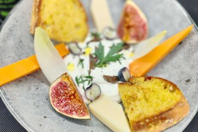 Assiette de burrata garnie de tomates colorées, basilic frais et filet de vinaigre balsamique.