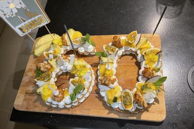 Assiette de burrata garnie de tomates colorées, basilic frais et filet de vinaigre balsamique.