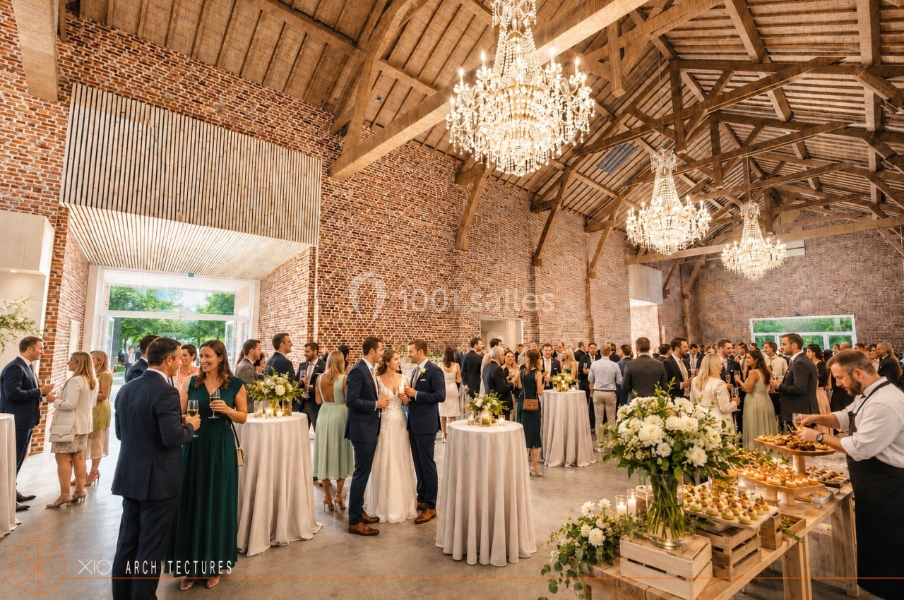 Invités rassemblés dans une grande salle en briques avec poutres apparentes, chandeliers et tables décorées.
