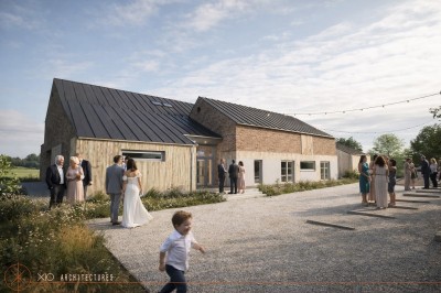 Un couple échange ses vœux sous une arche fleurie lors d'une cérémonie de mariage en plein air, entouré d'invités.