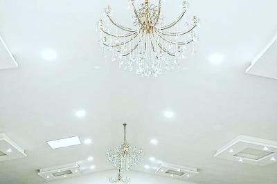 Miniature Location salle Gien (Loiret) - Le Prestigia #13 Structure gonflable colorée sur un sol gravillonné, avec un enfant à proximité et un bâtiment en arrière-plan.