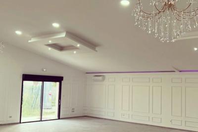 Miniature Location salle Gien (Loiret) - Le Prestigia #9 Structure gonflable colorée sur un sol gravillonné, avec un enfant à proximité et un bâtiment en arrière-plan.