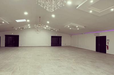 Miniature Location salle Gien (Loiret) - Le Prestigia #8 Structure gonflable colorée sur un sol gravillonné, avec un enfant à proximité et un bâtiment en arrière-plan.