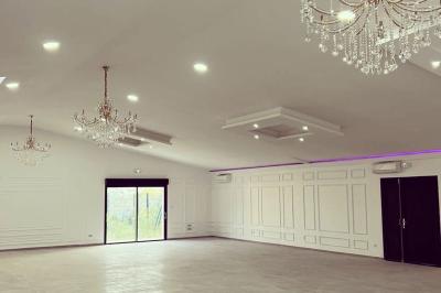 Miniature Location salle Gien (Loiret) - Le Prestigia #10 Structure gonflable colorée sur un sol gravillonné, avec un enfant à proximité et un bâtiment en arrière-plan.