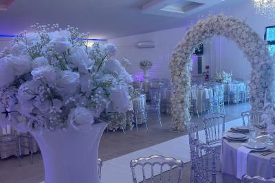 Miniature Location salle Gien (Loiret) - Le Prestigia #5 Structure gonflable colorée sur un sol gravillonné, avec un enfant à proximité et un bâtiment en arrière-plan.