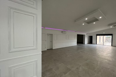 Miniature Location salle Gien (Loiret) - Le Prestigia #11 Structure gonflable colorée sur un sol gravillonné, avec un enfant à proximité et un bâtiment en arrière-plan.