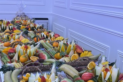 Miniature Location salle Gien (Loiret) - Le Prestigia #12 Structure gonflable colorée sur un sol gravillonné, avec un enfant à proximité et un bâtiment en arrière-plan.