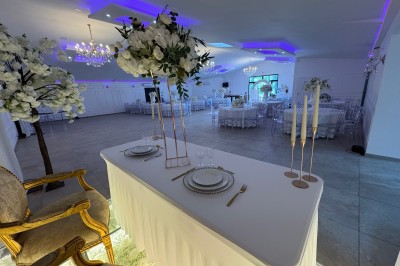 Miniature Location salle Gien (Loiret) - Le Prestigia #2 Structure gonflable colorée sur un sol gravillonné, avec un enfant à proximité et un bâtiment en arrière-plan.