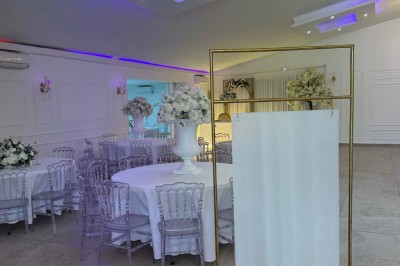 Miniature Location salle Gien (Loiret) - Le Prestigia #3 Structure gonflable colorée sur un sol gravillonné, avec un enfant à proximité et un bâtiment en arrière-plan.