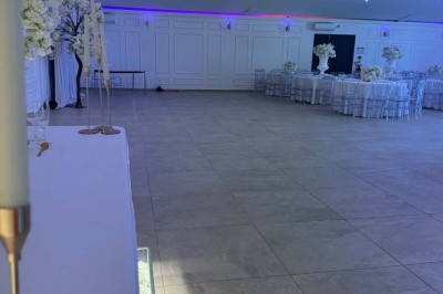 Miniature Location salle Gien (Loiret) - Le Prestigia #6 Structure gonflable colorée sur un sol gravillonné, avec un enfant à proximité et un bâtiment en arrière-plan.