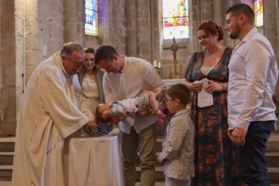 Deux femmes concentrées réalisent un travail minutieux à la main, éclairées par des lampes frontales.