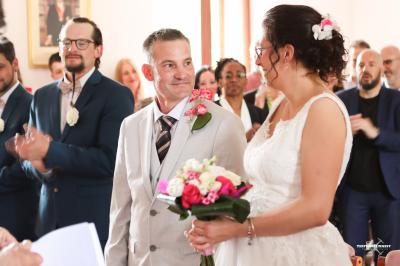 Deux femmes concentrées réalisent un travail minutieux à la main, éclairées par des lampes frontales.