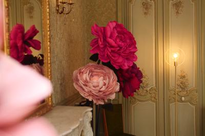 Groupe de personnes discutant et partageant un moment convivial sur une terrasse en soirée, avec des immeubles en arrière…