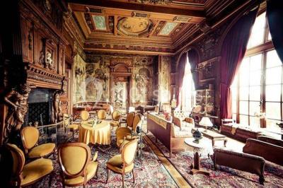 Allée bordée de sacs blancs menant à une tente blanche dans un parc verdoyant par temps ensoleillé.