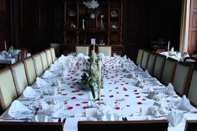 Allée bordée de sacs blancs menant à une tente blanche dans un parc verdoyant par temps ensoleillé.