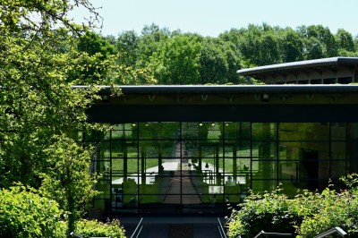 Miniature Location salle Saint-Cyr-sur-Menthon (Ain) - Domaine des Saveurs - Les Planons #10 Cour pavée avec un petit arbre au centre, entourée de bâtiments et de haies verdoyantes sous un ciel dégagé.