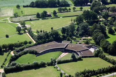 Miniature Location salle Saint-Cyr-sur-Menthon (Ain) - Domaine des Saveurs - Les Planons #2 Cour pavée avec un petit arbre au centre, entourée de bâtiments et de haies verdoyantes sous un ciel dégagé.