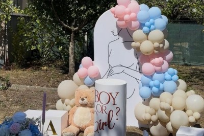 Salle de réception élégante avec tables rondes décorées de nappes blanches, chaises dorées et centres de table fleuris.