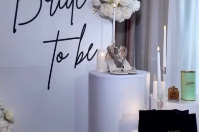 Salle de réception élégante avec tables rondes décorées de nappes blanches, chaises dorées et centres de table fleuris.