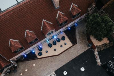 Carte indiquant la localisation d'Herchies et sa proximité avec Paris, Lille, Mons et Bruxelles, avec les temps de trajet.