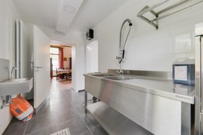 Carte indiquant la localisation d'Herchies et sa proximité avec Paris, Lille, Mons et Bruxelles, avec les temps de trajet.