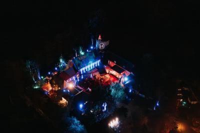 Carte indiquant la localisation d'Herchies et sa proximité avec Paris, Lille, Mons et Bruxelles, avec les temps de trajet.