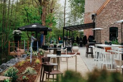 Carte indiquant la localisation d'Herchies et sa proximité avec Paris, Lille, Mons et Bruxelles, avec les temps de trajet.