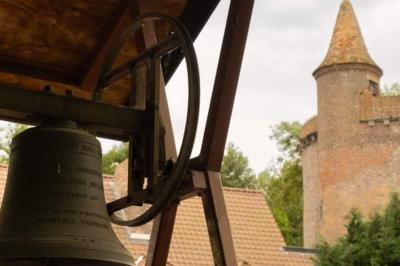 Carte indiquant la localisation d'Herchies et sa proximité avec Paris, Lille, Mons et Bruxelles, avec les temps de trajet.