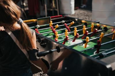 Carte indiquant la localisation d'Herchies et sa proximité avec Paris, Lille, Mons et Bruxelles, avec les temps de trajet.