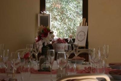 Salon lumineux avec canapé turquoise, coussins colorés, télévision, tapis en fibres naturelles et vue sur une cuisine…