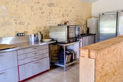 Miniature Location salle Bessas (Ardèche) - Le Mas Vie #26 Salle de bain avec douche, toilettes, étagères murales et affiche décorative au-dessus du WC.