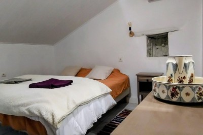 Miniature Location salle Bessas (Ardèche) - Le Mas Vie #32 Salle de bain avec douche, toilettes, étagères murales et affiche décorative au-dessus du WC.