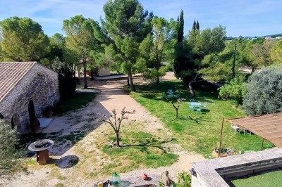 Miniature Location salle Bessas (Ardèche) - Le Mas Vie #2 Salle de bain avec douche, toilettes, étagères murales et affiche décorative au-dessus du WC.
