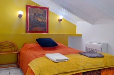 Miniature Location salle Bessas (Ardèche) - Le Mas Vie #31 Salle de bain avec douche, toilettes, étagères murales et affiche décorative au-dessus du WC.