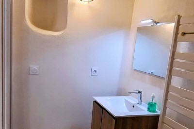Miniature Location salle Bessas (Ardèche) - Le Mas Vie #38 Salle de bain avec douche, toilettes, étagères murales et affiche décorative au-dessus du WC.