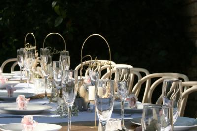 Salon lumineux avec canapé turquoise, coussins colorés, télévision, tapis en fibres naturelles et vue sur une cuisine…